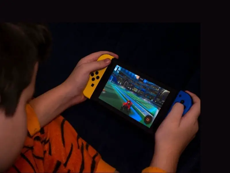 child playing the nintendo switch